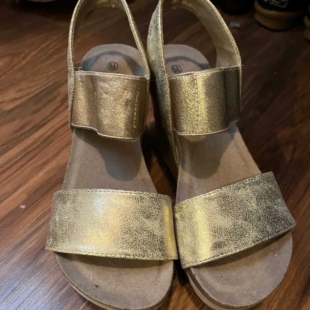 gold/champagne wedges